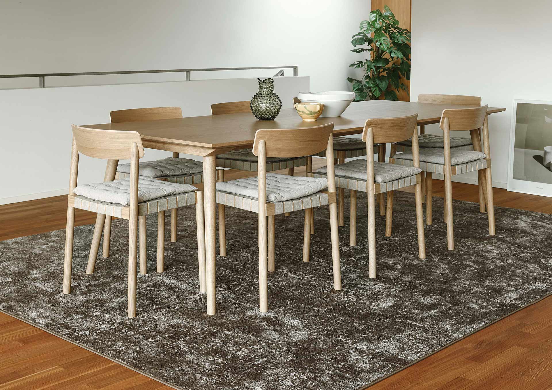 VM Carpet Basaltti pyöreä nukkamatto, 100% polyamidi, Ø240cm, tummanvihreä / 400 ruskea / 300 mahonki /